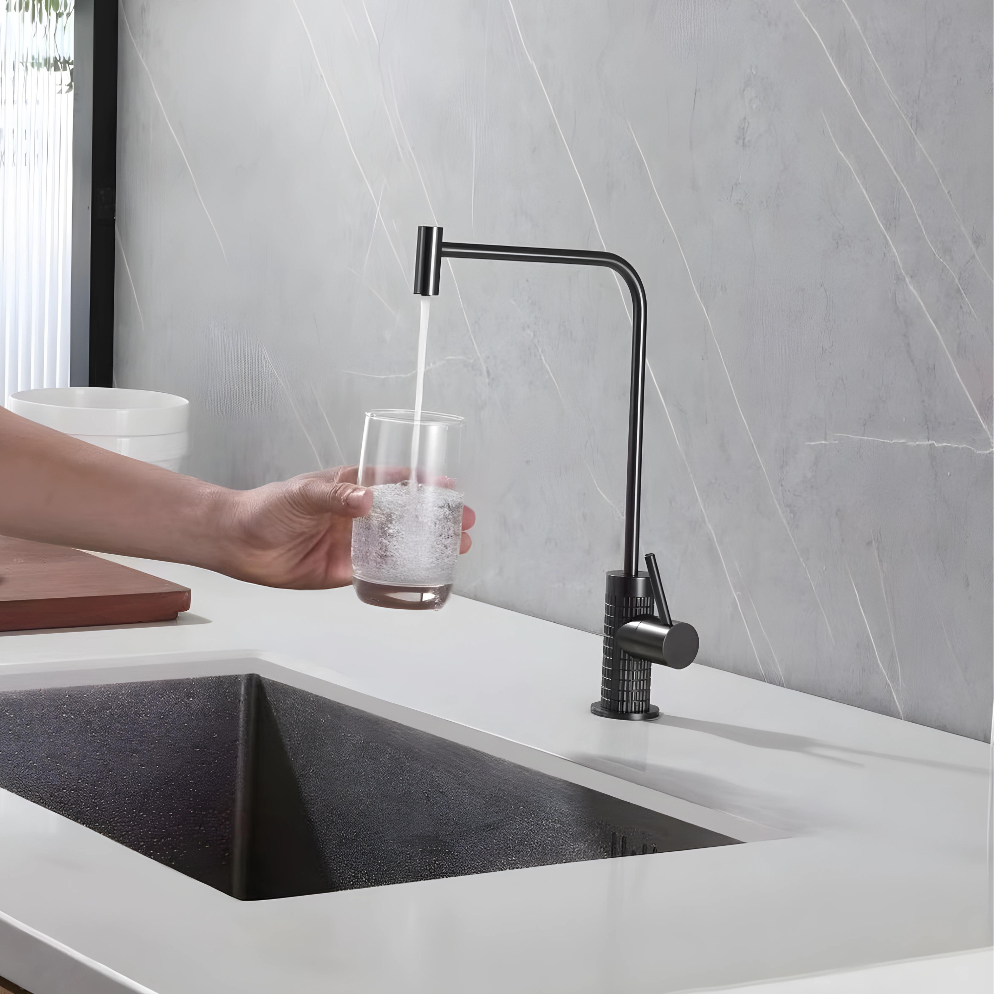 cortenvale-narvo-kitchen-faucet-graphite-grey-in-use
